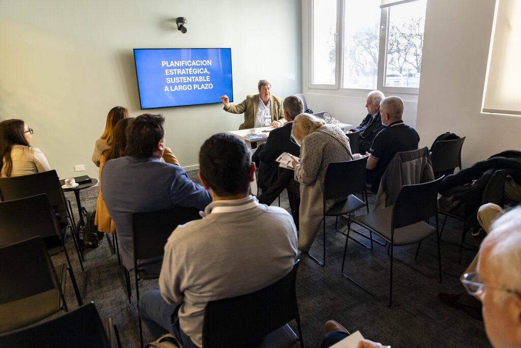 Martin Rousseaux La Hidrovía bajo la lupa: un workshop innovador con la competitividad ...