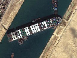 El Ever Given lleva cinco días bloqueando el Canal de Suez. El Ever Given lleva cinco días bloqueando el Canal de Suez.