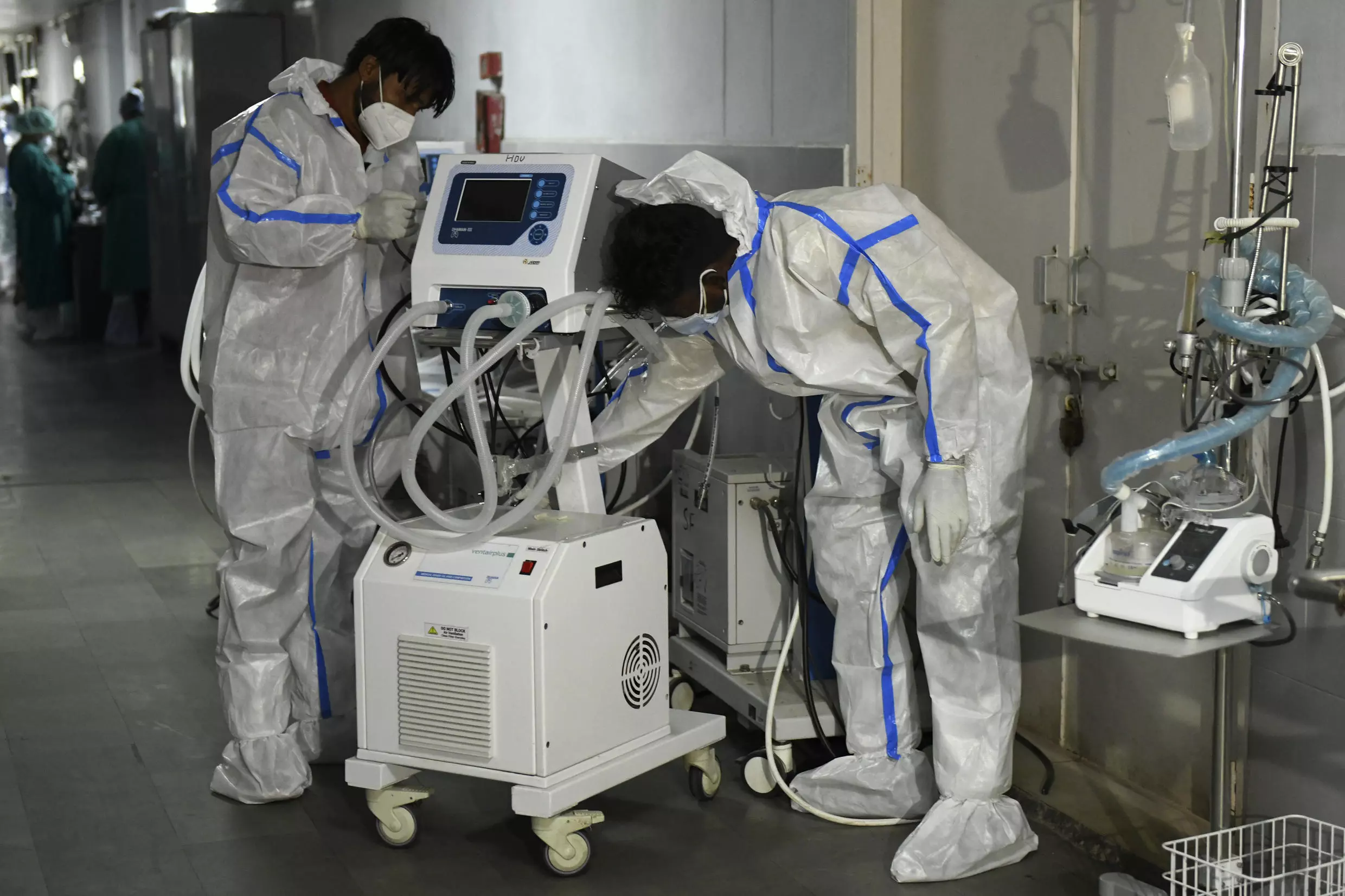 Trabajadores sanitarios en un hospital en Amritsar, India, el 14 de mayo de 2021