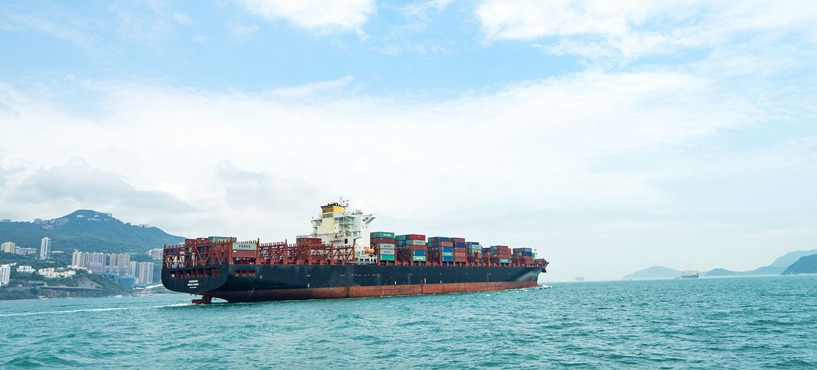 Un buque de carga navega cerca de la isla de Hong Kong.